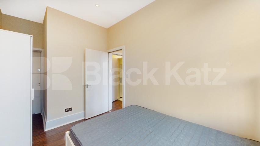 Modern one bed set within a large period house mins to tube and shops Sutherland Avenue, Maida Vale